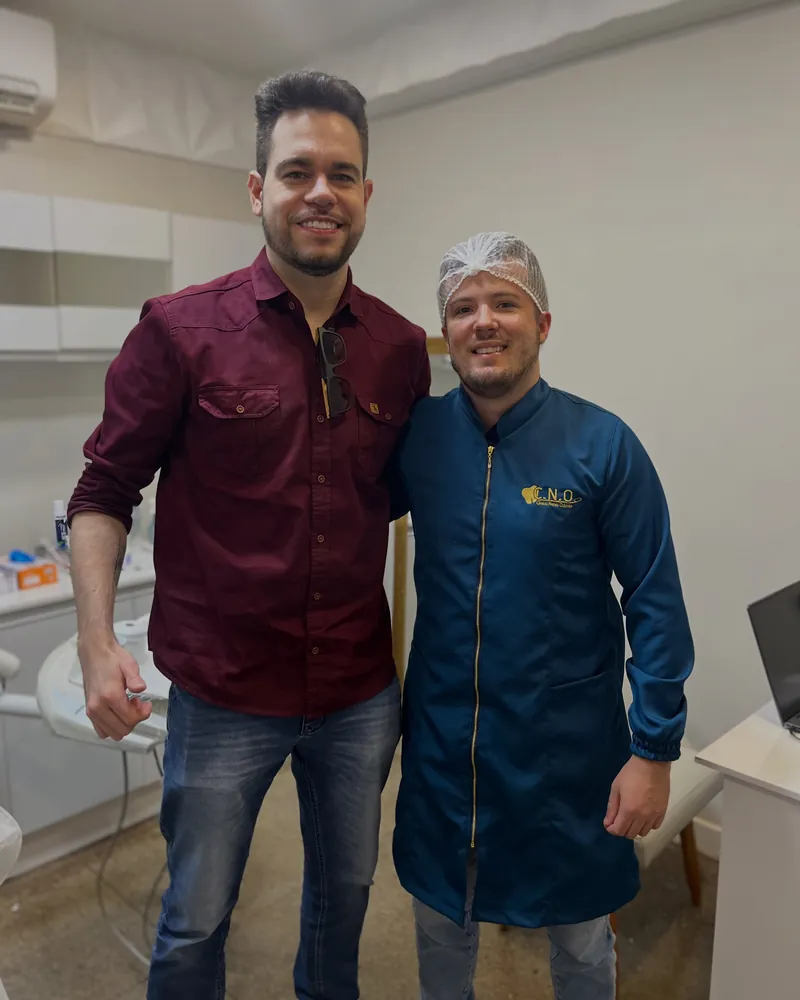 Dentista da CNO com paciente no consultório