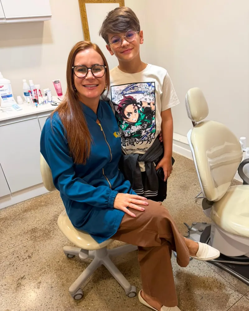 Dentista da CNO com paciente jovem