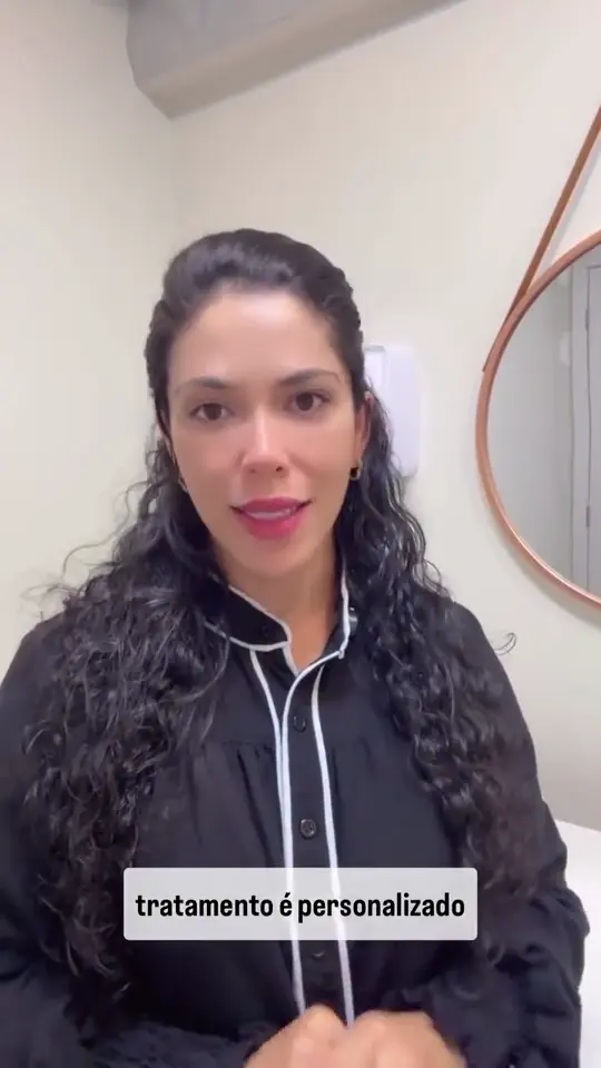 Dentista da CNO explicando o implante dentário